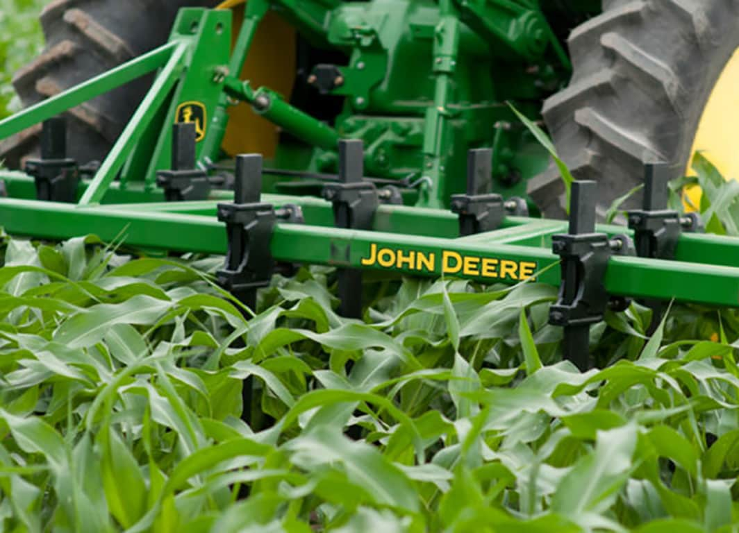 Cultivador MX 10 en el campo.