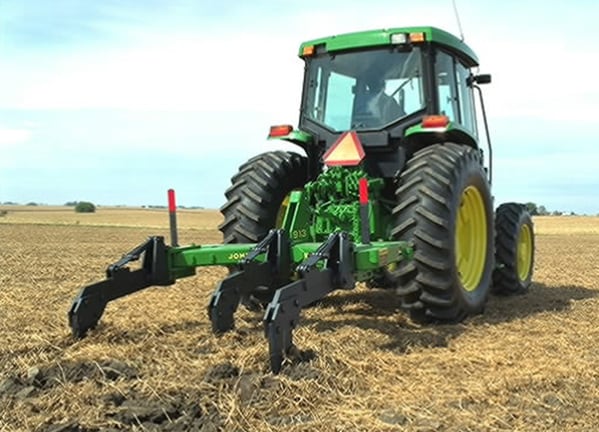 Roturador 913 en el campo con tractor John Deere.