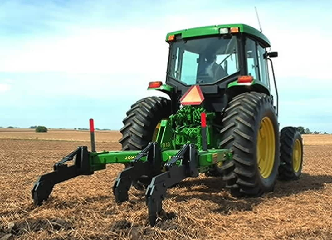 Roturador 915 con tractor John Deere.