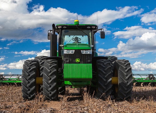 Foto de campo Trator grande John Deere serie 8R