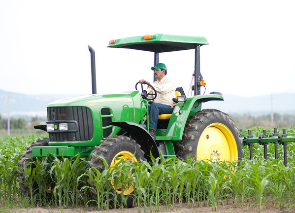 Tractor 6100D foto del tractor en el campo con implemento