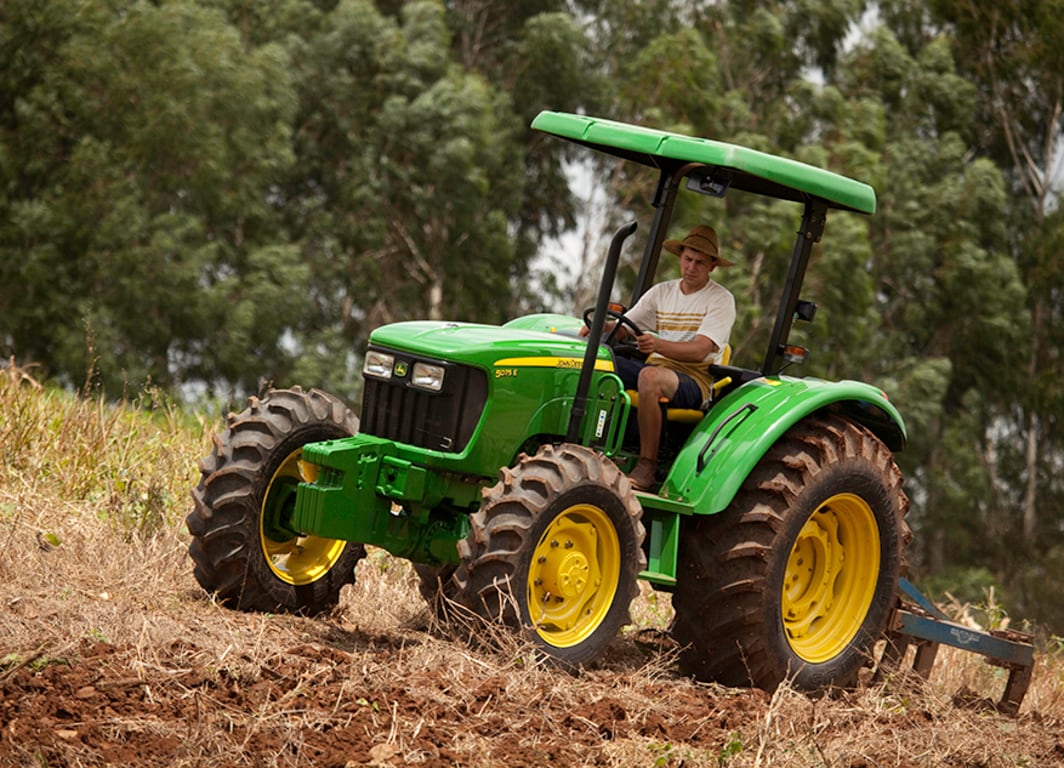 Tractor 5075E siendo operado.