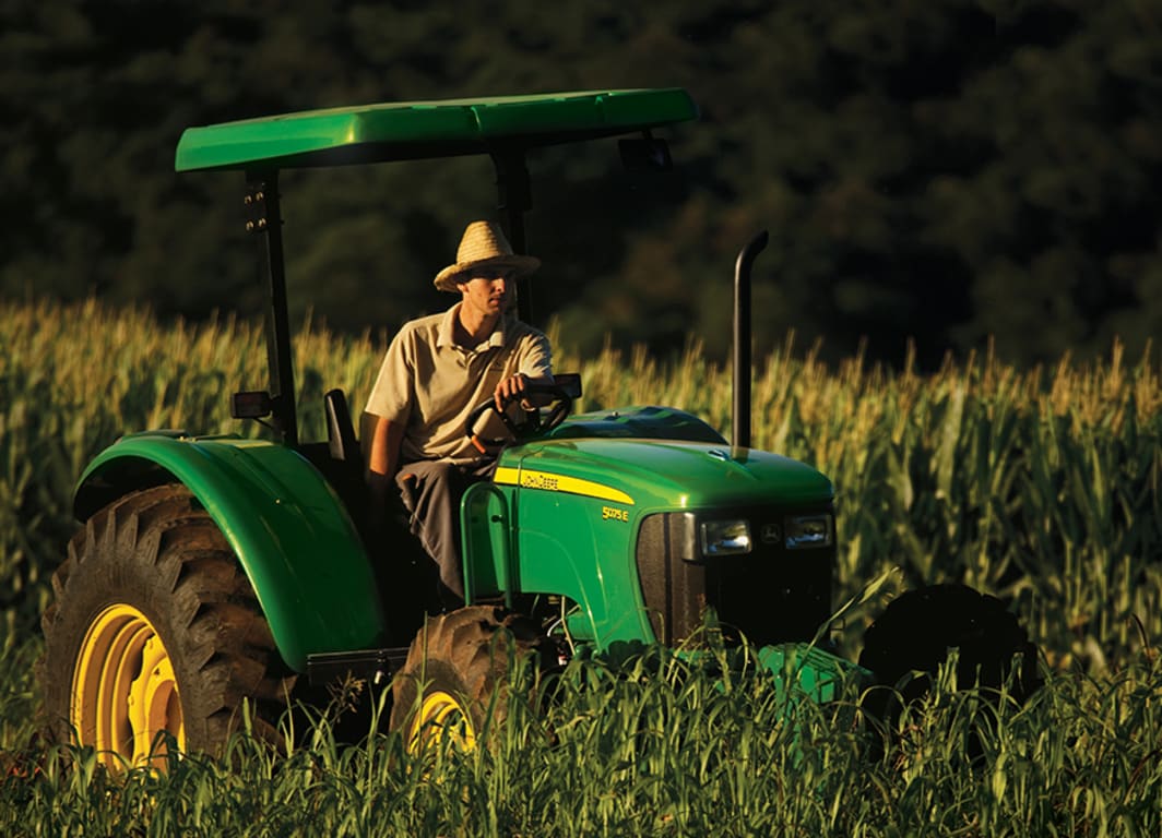 Tractor 5075E en el campo.