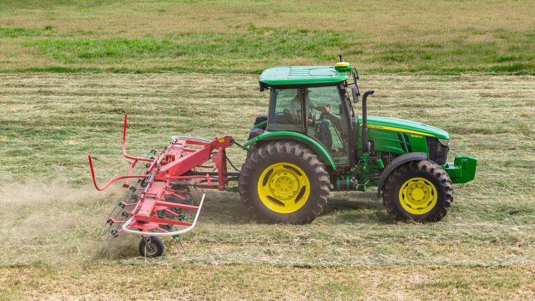 Tractor 5085M en el campo.