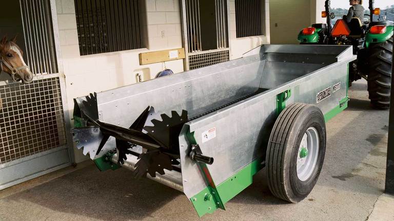 Chain-Unloading Manure Spreaders