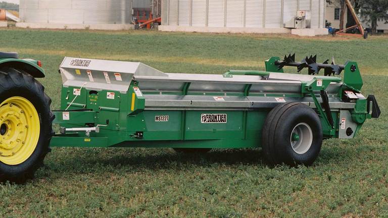Large Chain-Unloading Manure Spreaders