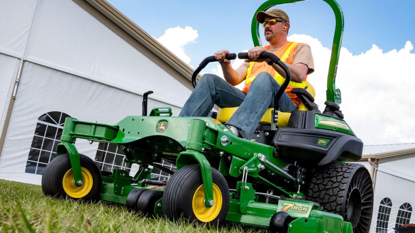 Z955M EFI ZTrak™ Zero-Turn Mower Image