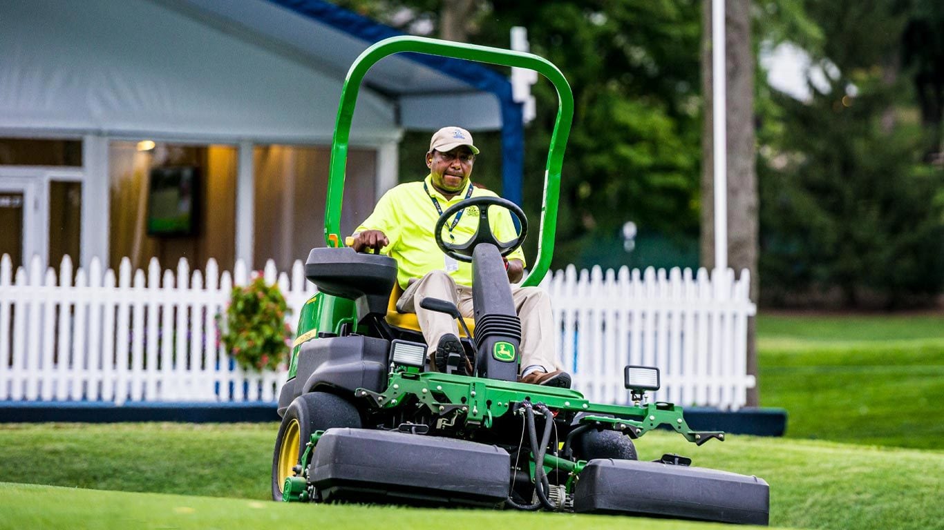 2550 E-Cut™ Hybrid Triplex Mower, Riding Greens Mowers