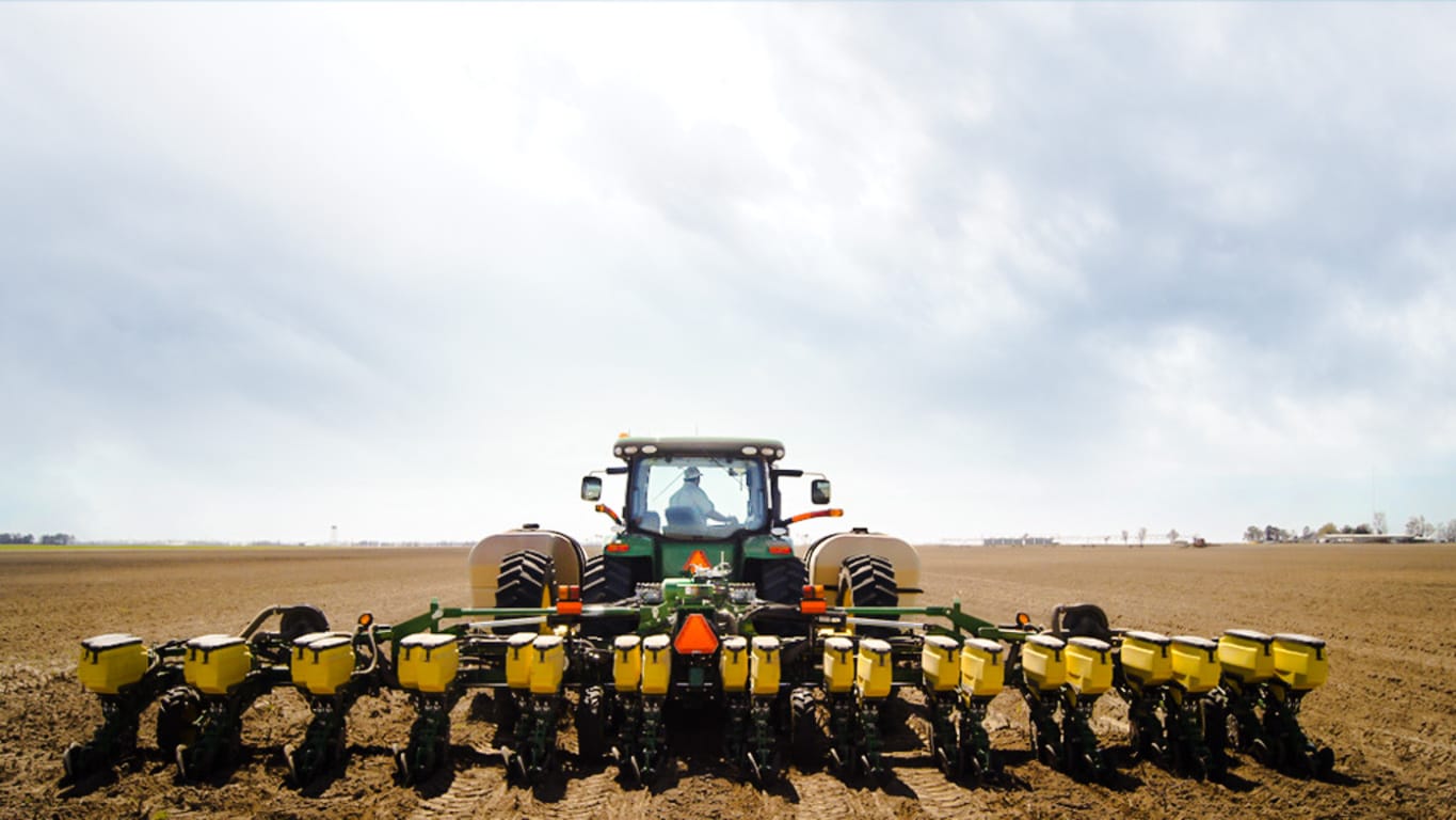 8 Series tractor with DR 12 Twin Row planter in the field