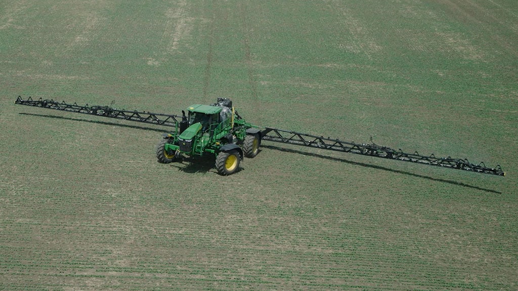 Self-propelled sprayer turning automatically at the end of a pass.