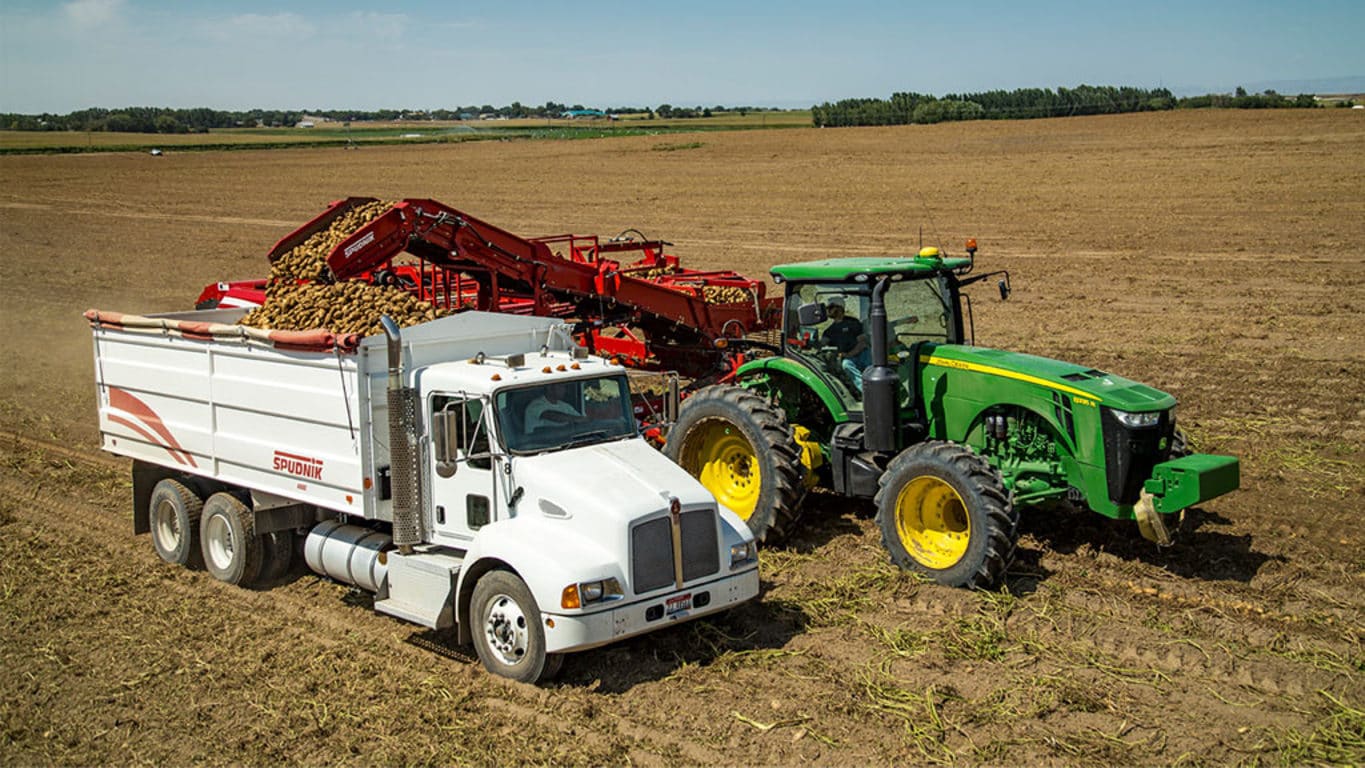 photo of John Deere tractor using the yield documentation precision ag technology