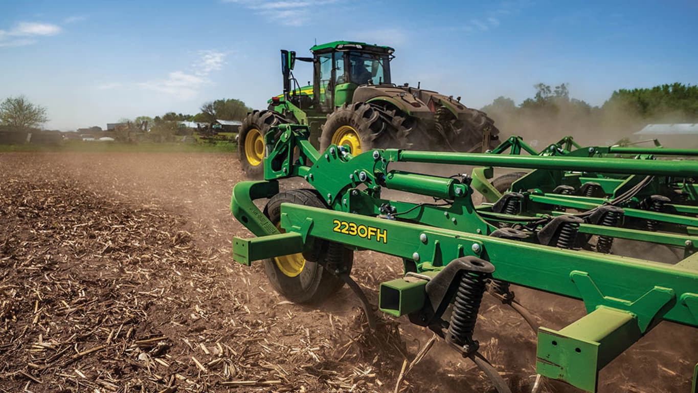 Field image of a 9R 440 Tractor