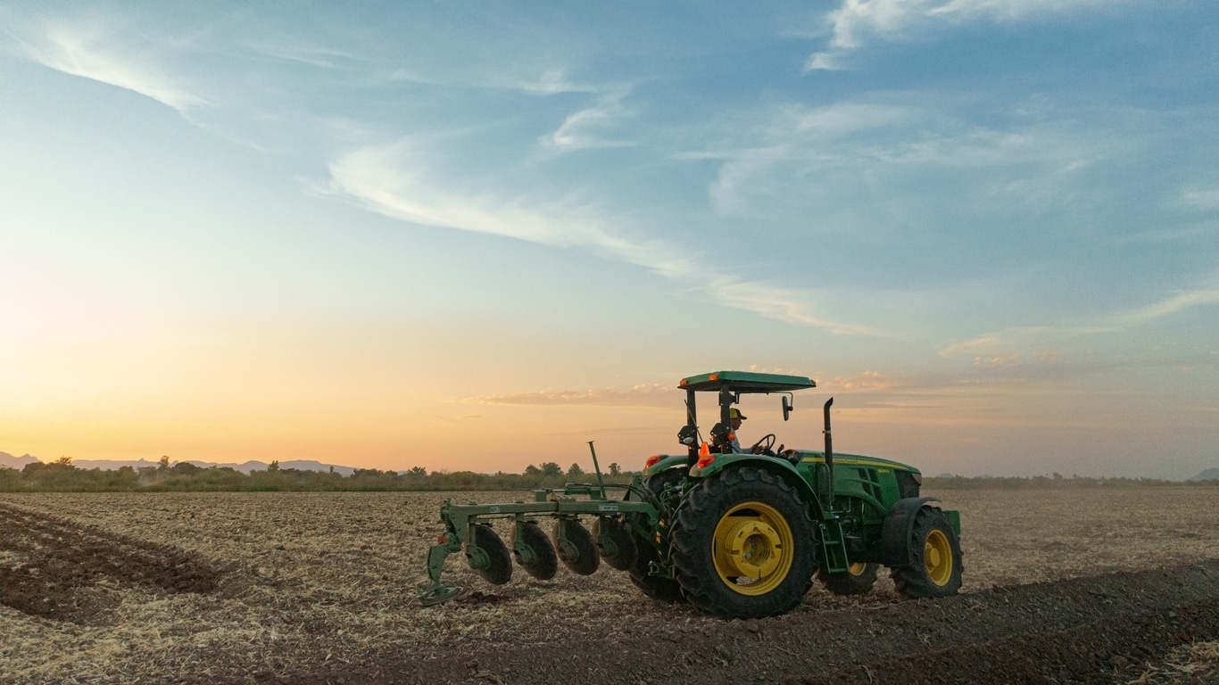 Tractor 6120E en un campo