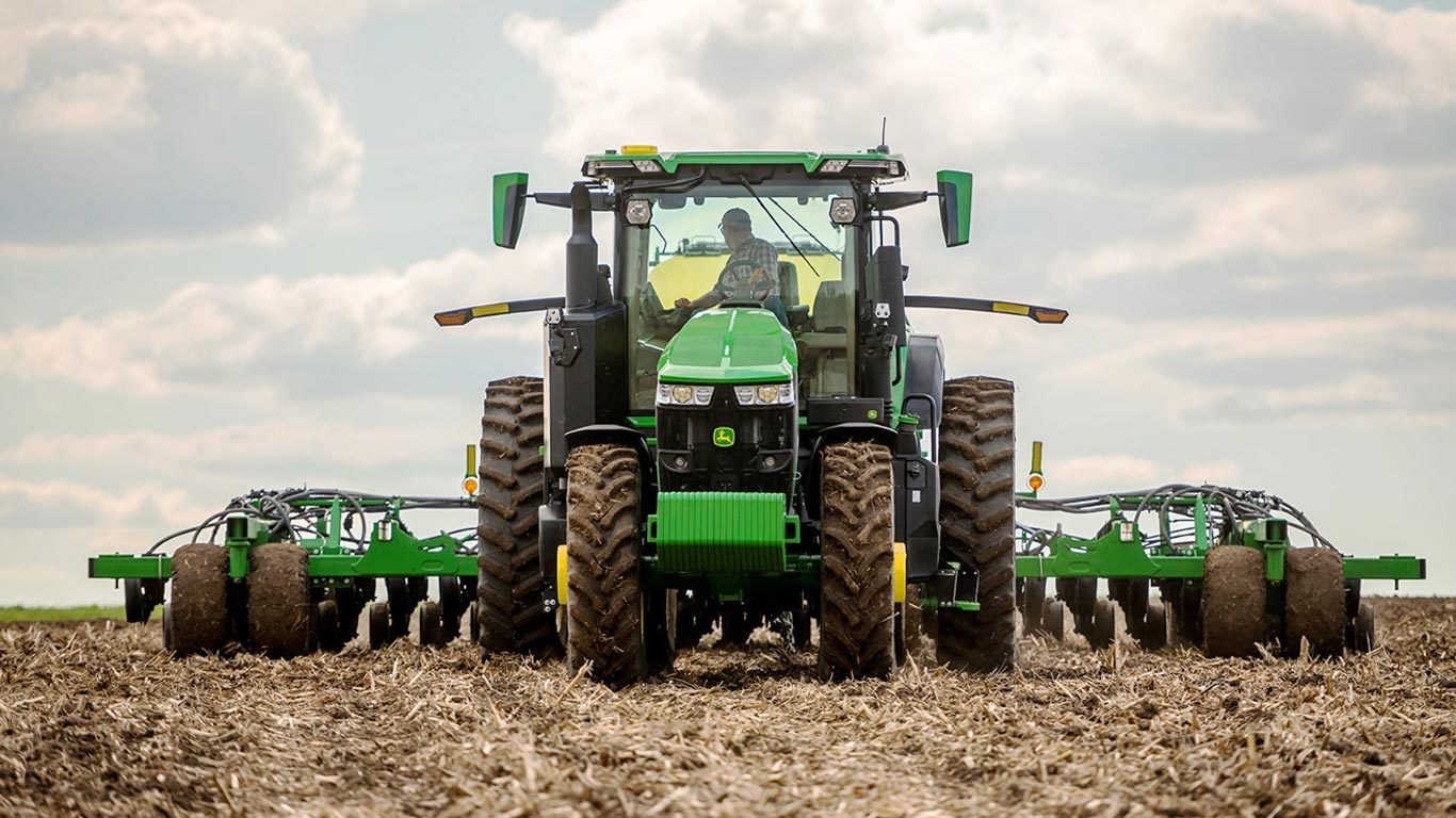 Field image of 7r 250 Row Crop Tractor