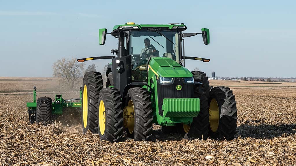 John Deere 8R 410 pulling a HSD25 Hig Speed Disk in a field