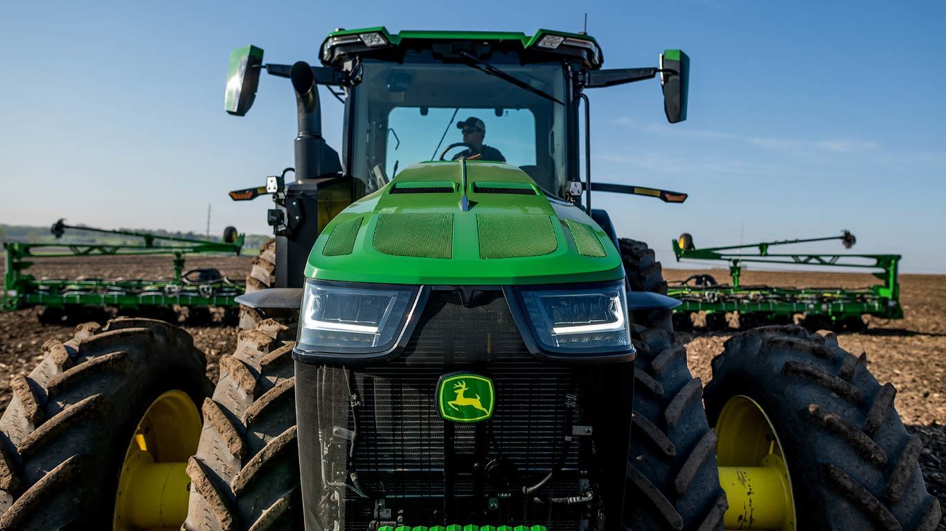 Foto de campo Trator grande John Deere serie 8R