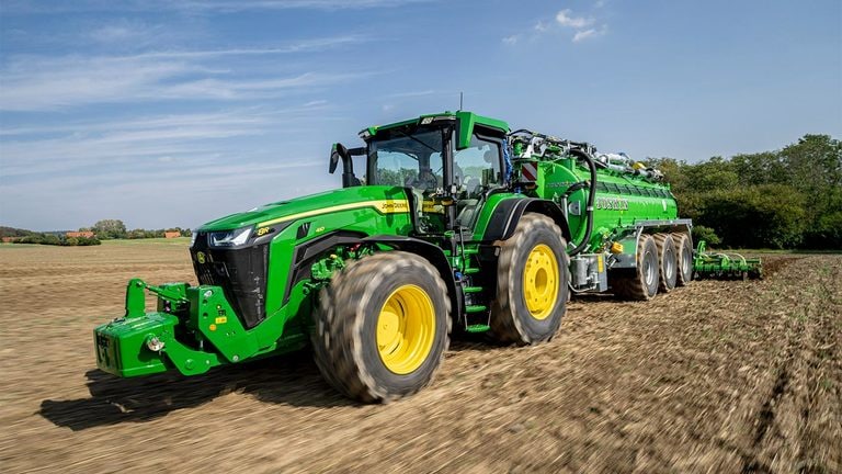 Foto de estudio Trator grande John Deere serie 8RT