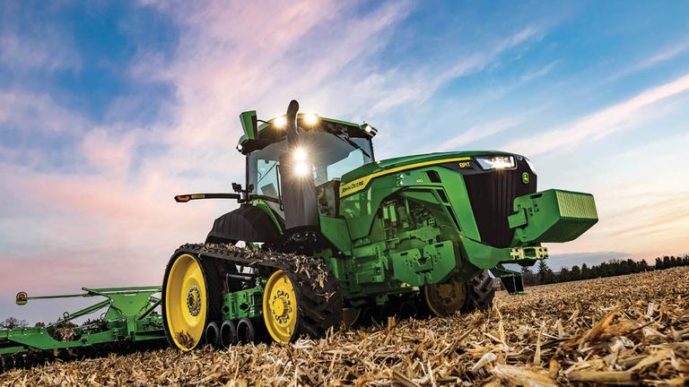 Foto de campo Trator grande John Deere serie 8R