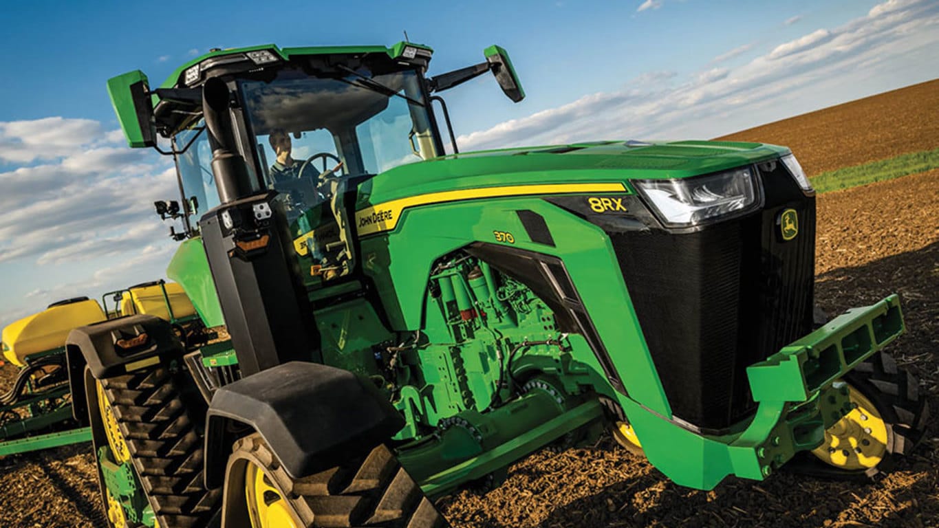 Foto de campo Trator grande John Deere serie 8RX  junto con plantadoras