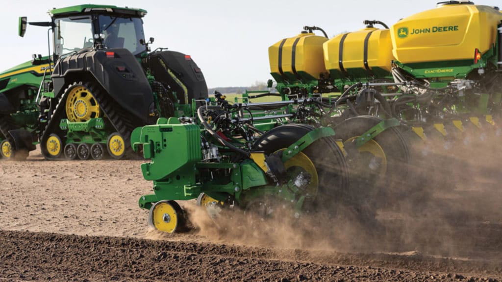 A John&nbsp;Deere 8RX 440 Tractor pulling a planter with ExactEmerge™ Row Units