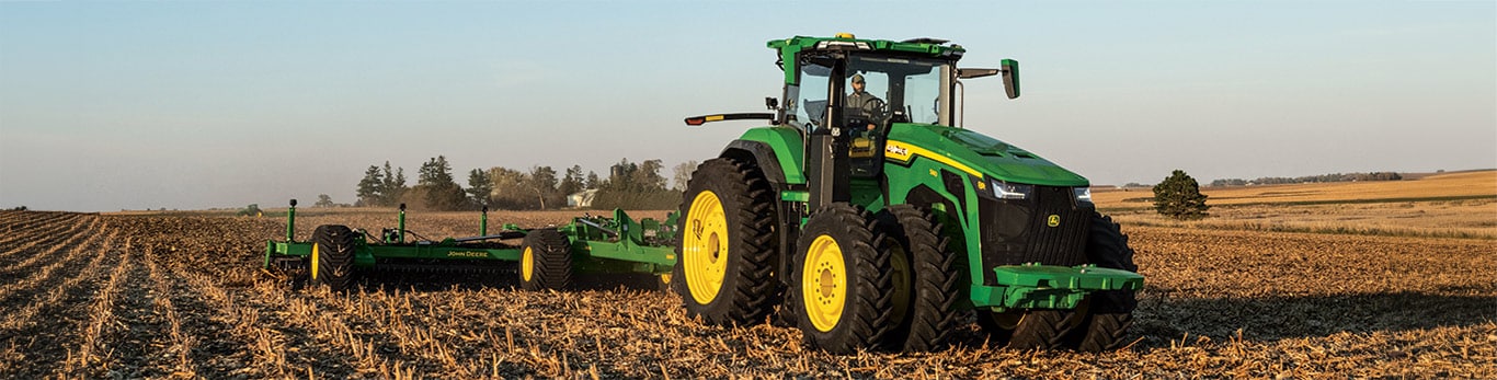 A 8R 540 Tractor pulling a 2680H High-Performance Disk in a field