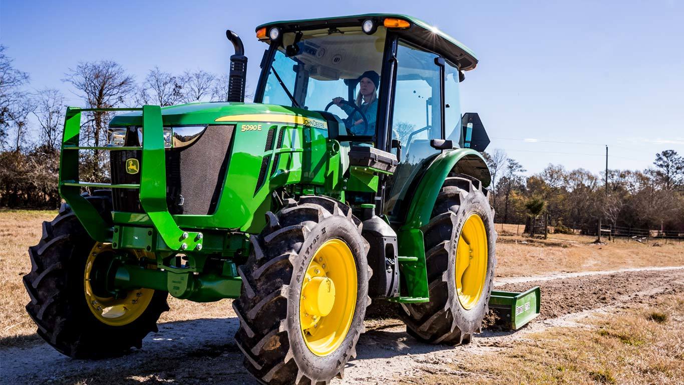studio image of 5090e utility tractor