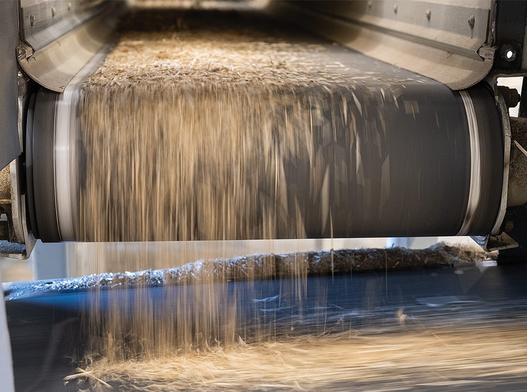 conveyor belt moving hemp fiber