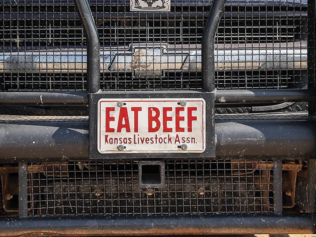 License plate on a truck displaying "Eat Beef" 
