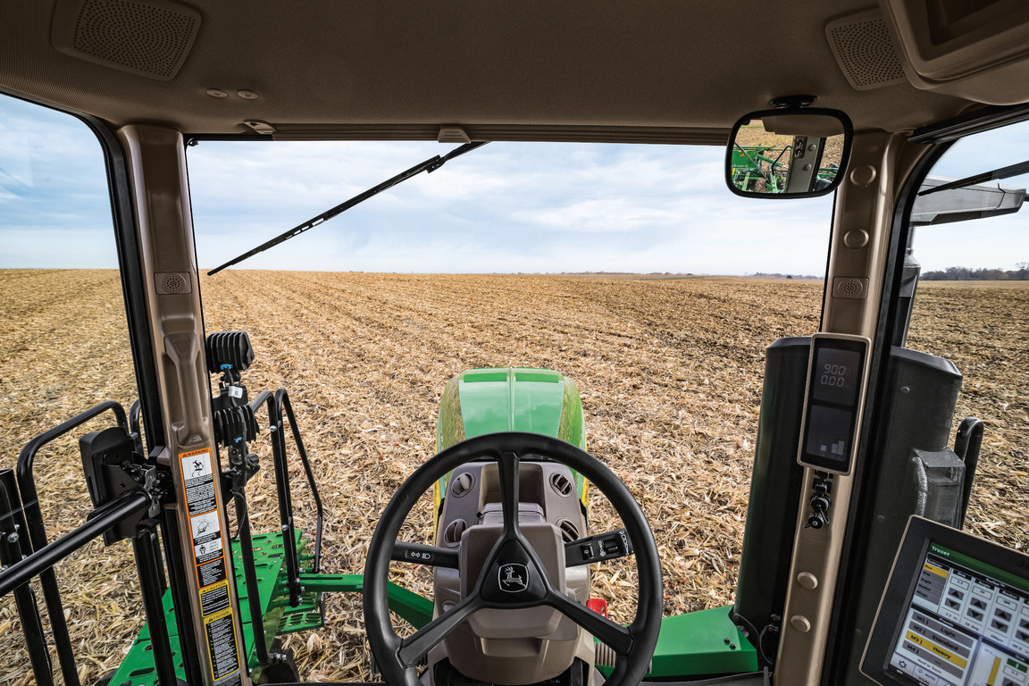 Foto de campo trator grande John Deere serie 8R