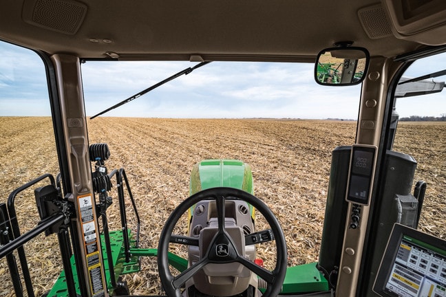 Foto de campo trator grande John Deere serie 8R