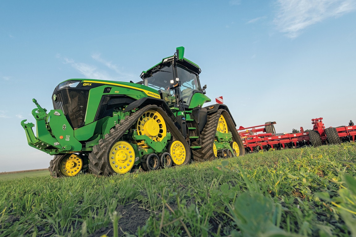 Foto de campo Trator grande John Deere serie 8RX